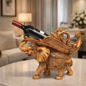 Suport de vin decorativ în formă de elefant cu design sculptural și detalii ornamentale