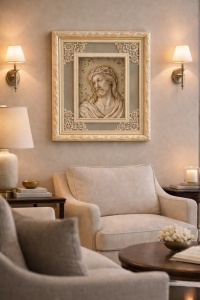 tablou religios cu Iisus purtând coroana de spini, relief alb-crem, încadrat într-o ramă decorativă cu margini oglindă și detalii florale sculptate