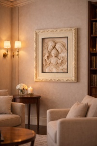 tablou religios cu Sfânta Familie, realizat în relief crem, în ramă elegantă bej cu motive sculptate