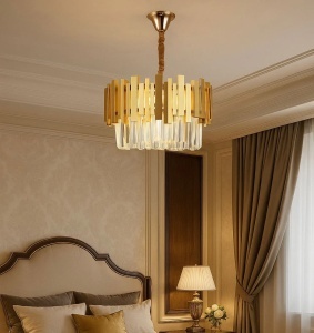 Lustră cu cristale moderne și structură aurie, corp de iluminat premium pentru interior