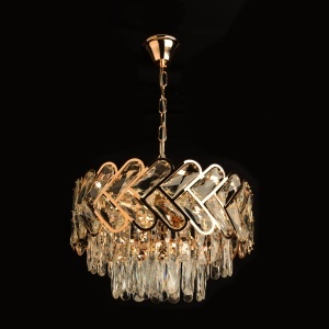Lustră aurie modernă cu cristale și design geometric suspendată într-un living elegant.