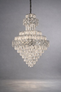 Lustra suspendata cu cristale in cascada, design elegant pentru living