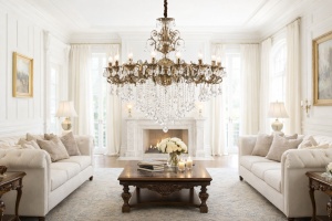 Candelabru vintage cu brațe ornamentale și cristale suspendate, perfect pentru interioare clasice și spații elegante