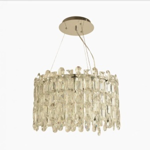 Candelabru elegant cu cristale transparente dispuse în trepte și structură metalică cromată