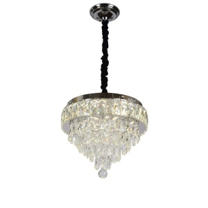 Candelabru modern cu cristale în formă de piramidă inversată, suspendat într-un living elegant