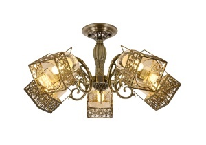 Candelabru vintage cu abajururi metalice decorative, perfect pentru un iluminat cald și un decor clasic sau rustic