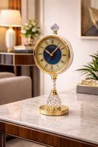 Ceas de masă elegant auriu cu bază cristal și design clasic decorativ