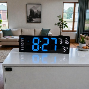 Ceas digital cu afișaj LED albastru și colțuri rotunjite, dată, temperatură și ziua săptămânii, design modern pentru interior.