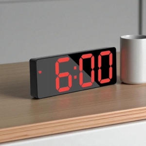 Ceas digital cu afișaj LED rosu și design compact, ideal pentru utilizare zilnică în casă sau birou