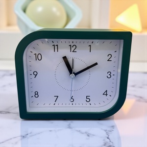 Ceas de masă analogic cu design modern și ramă verde, ideal pentru birou sau apartamente elegante