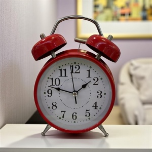 ceas de masă rosu cu dublu clopot metalic, design retro elegant, cifre negre mari și alarma, ideal pentru dormitor sau birou