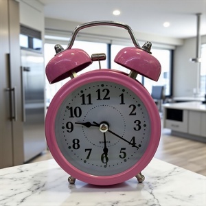 ceas de masă roz cu dublu clopot metalic, design retro elegant, cifre negre mari și alarma, ideal pentru dormitor sau birou