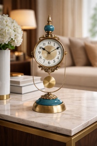 Ceas decorativ de masă cu pendul metalic și design retro elegant