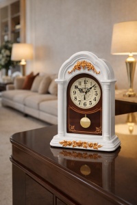 Ceas decorativ de birou cu pendul și carcasă alba elegantă