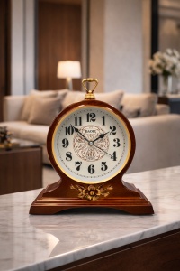 Ceas de masă elegant cu finisaj maro și detalii decorative