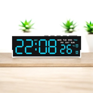 Ceas digital cu afișaj LED albastru, funcție alarmă, temperatură și afișare ziua săptămânii.