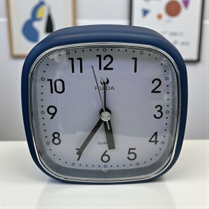 Ceas de masă analogic pătrat, modern cu ramă neagra și cadran albastru, ideal pentru dormitor sau birou modern