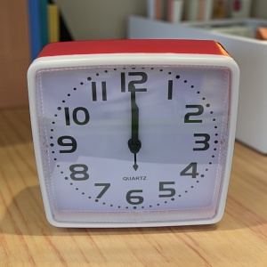 Ceas de masă analogic pătrat cu ramă alb-rosie și cadran alb, ideal pentru dormitor sau birou