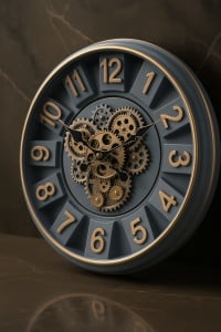 Ceas de perete cu design vintage și mecanism funcțional expus