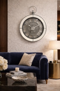 ceas de perete cu mecanism rotativ vizibil și ramă oglindită argintie, design industrial elegant