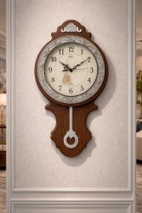 Ceas de perete vintage cu pendul lung decorativ, design clasic rotund cu detalii elegante, ideal pentru decor interior