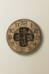 Ceas de perete rotund din lemn cu mecanism decorativ vizibil, ideal pentru living sau birou vintage