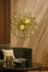 Ceas de perete decorativ auriu cu cadran rotund și motive florale strălucitoare, design elegant cu elemente ornamentale