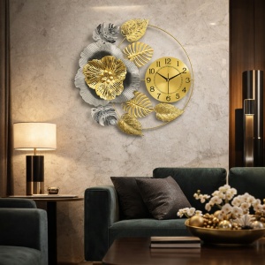 Ceas decorativ de perete cu design floral auriu și argintiu