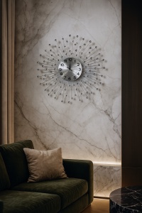 Ceas de perete metalic argintiu cu raze lungi și bile decorative