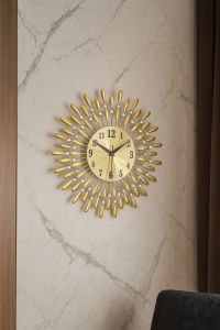 Ceas de perete metalic cu design solar auriu