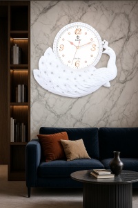 ceas decorativ alb în formă de păun elegant, cu cadran rotund și cifre aurii si strass-uri insertate