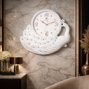 ceas decorativ alb în formă de păun elegant, cu cadran rotund și cifre aurii si strass-uri insertate