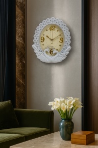 Ceas de perete alb oval cu lebede, accente aurii și strass decorativi