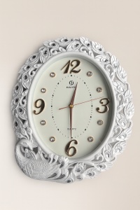 ceas de perete decorativ cu păun și strassuri elegante