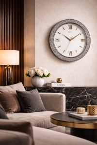 ceas de perete rotund cu cifre romane și ramă decorată cu pietricele strălucitoare argintii