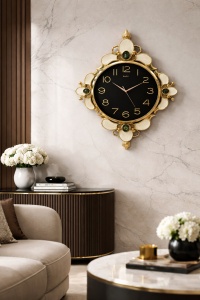 Ceas de perete elegant cu cadran negru si design ornamental