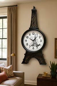 ceas de perete decorativ în formă de Turn Eiffel, cu ramă neagră și cadran alb ilustrat cu imaginea turnului, design elegant inspirat din Paris
