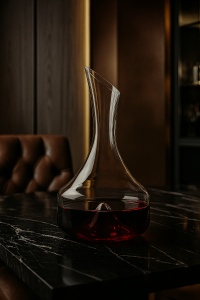 Decantor din sticlă transparentă cu design minimalist