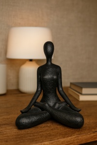 Figurină abstractă, realizată în negru mat, reprezentând o siluetă stilizată în poziția lotus – simbol al echilibrului și meditației interioare