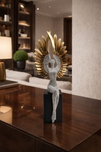 Statueta decorativa inger alb cu aripi aurii ridicate, figurina eleganta pentru living
