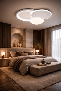 Plafonieră LED modernă cu trei discuri circulare albe și design minimalist