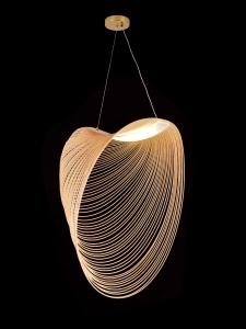 Pendul modern cu design sculptural din linii curbe aurii, ideal pentru iluminat decorativ în spații contemporane