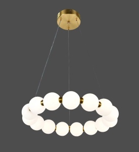 Lustră elegantă cu globuri opal suspendată de tavan, finisaj auriu, iluminând un dormitor clasic decorat în tonuri calde, ideală pentru amenajări sofisticate și ambient relaxant