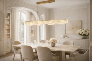 Candelabru modern linear auriu cu cristale, ideal pentru iluminat elegant în dining sau bucătărie