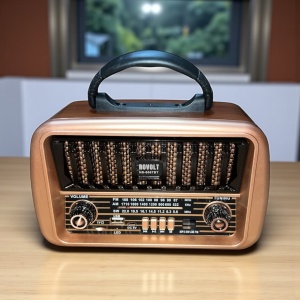 Radio decorativ vintage cu design autentic retro, perfect pentru pasionații de obiecte clasice