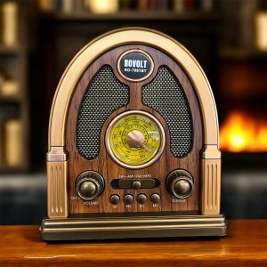 radio vintage cu design retro, carcasă din lemn și elemente aurii, butoane rotative și scală analogică iluminată