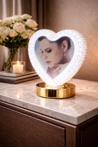 Ramă foto decorativă cu iluminare, formă de inimă