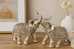 Figurine argintii cu doi elefanți ornamentați, acoperiți cu modele geometrice, stând față în față cu trompele unite
