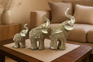 Set decorativ 3 elefanți aurii, simbol al prosperității și norocului. Perfect pentru a aduce energie pozitivă și eleganță în casa ta.