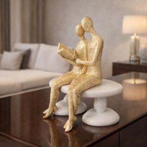 Statuetă decorativă cu cuplu îndrăgostit citind o carte, simbol al iubirii și armoniei